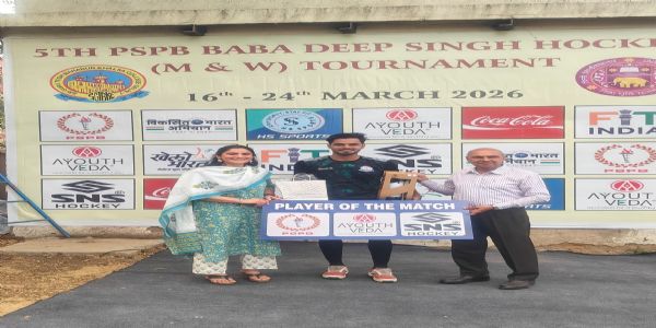 श्याम लाल कॉलेज के गोलकीपर मोहम्मद कामिल प्लेयर ऑफ द मैच का अवार्ड प्राप्त करते हुए।