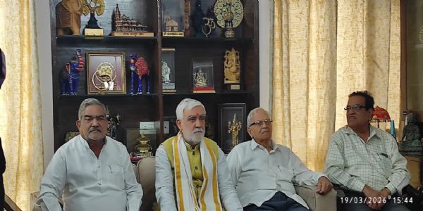 पूर्व केंद्रीय मंत्री एवं राष्ट्रीय सलाहकार अश्विनी कुमार चौबे के साथ अन्य लोग मौजूद