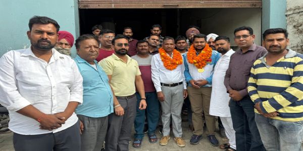 अंकित का अभिनन्दन करते हुए ग्रामीण