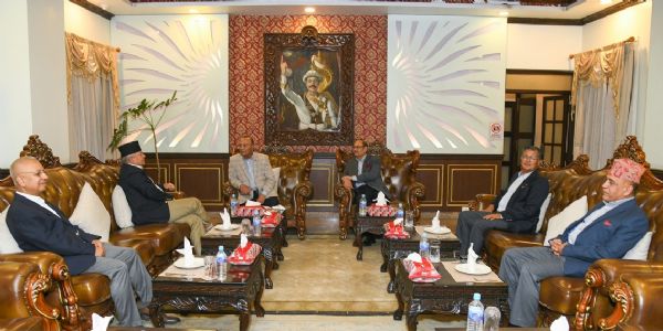 पूर्व सेनाध्यक्षों के साथ बैठक में नेपाली सेना के प्रधान सेनापति अशोक सिग्देल