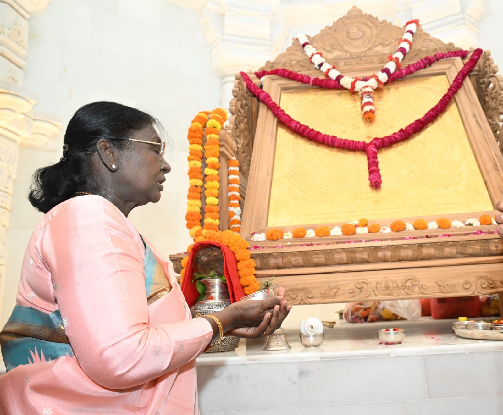 श्री राम लला मंदिर में दर्शन पूजन एवं श्रीराम यंत्र की स्थापना के दौरान पूजा करती राष्ट्रपति द्रौपदी मुर्मु