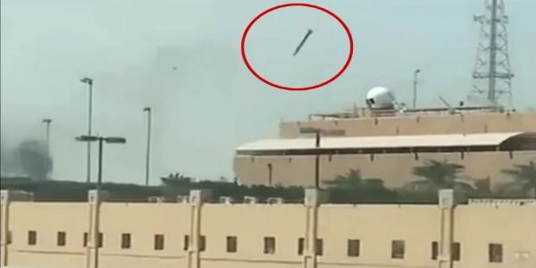 अमेरिका के सैन्य ठिकाने पर गिरती मिसाइल अमेरिका के सैन्य ठिकाने पर गिरती मिसाइल