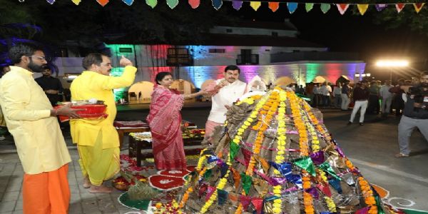 मप्रः मुख्यमंत्री निवास में हुआ गौ-काष्ठ से बनी होलिका का दहन मप्रः मुख्यमंत्री निवास में हुआ गौ-काष्ठ से बनी होलिका का दहन