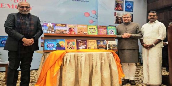 उपराष्ट्रपति सी. पी. राधाकृष्णन, केंद्रीय सूचना एवं प्रसारण मंत्री अश्विनी वैष्णव और राज्य मंत्री डॉ. एल. मुरुगन सोमवार को तमिल पुस्तकों के साथ उपराष्ट्रपति सी. पी. राधाकृष्णन, केंद्रीय सूचना एवं प्रसारण मंत्री अश्विनी वैष्णव और राज्य मंत्री डॉ. एल. मुरुगन सोमवार को तमिल पुस्तकों के साथ