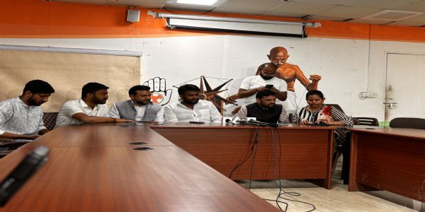 युवा कांग्रेस मुख्यालय में आयोजित पत्रकार वार्ता को संबोधित करते इंडिया यूथ फ्रंट और अन्य संगठनों के पदाधिकारी। युवा कांग्रेस मुख्यालय में आयोजित पत्रकार वार्ता को संबोधित करते इंडिया यूथ फ्रंट और अन्य संगठनों के पदाधिकारी।