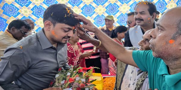 वृद्ध जनों के साथ उपायुक्त ने खेली अबीर-गुलाल व फूलों की होली