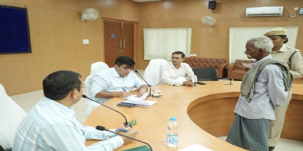 कोरबा कलेक्टर ने सुनी आमजनों की समस्याएं, त्वरित कार्रवाई के दिए निर्देश