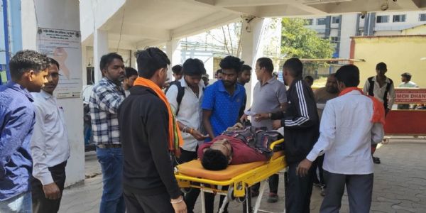 ट्रेन से उतरने के दौरान युवक गंभीर रूप से घायल, रिम्स रेफर