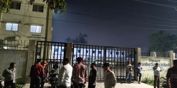 बेतिया शिक्षा विभाग के सहायक अभियंता 5 लाख घूस लेते गिरफ्तार