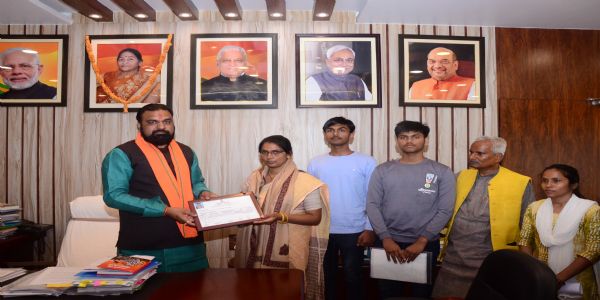 शहीद सुबेदार संतोष कुमार की पत्नी को उपमुख्यमंत्री सम्राट चौधरी ने सौंपे 1 एकड़ जमीन के कागजात