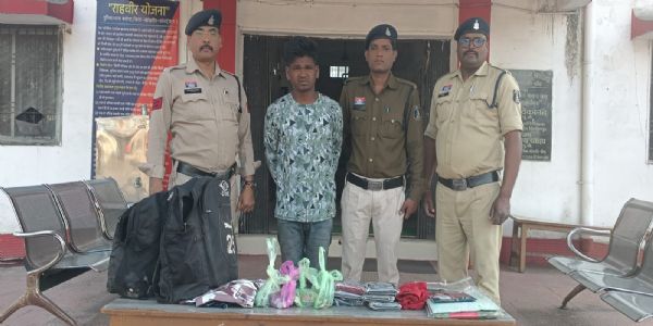 बलौदा में कपड़ा दुकान का ताला तोड़कर चोरी करने वाला आरोपित गिरफ्तार, बच्चों के कपड़े और नगदी बरामद