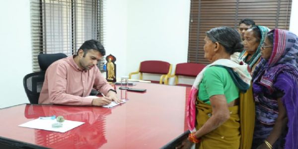 मुआवजा राशि की मांग को लेकर पहुंचे किसान, जनदर्शन में कलेक्टर ने सुनीं आमजन की समस्याएं