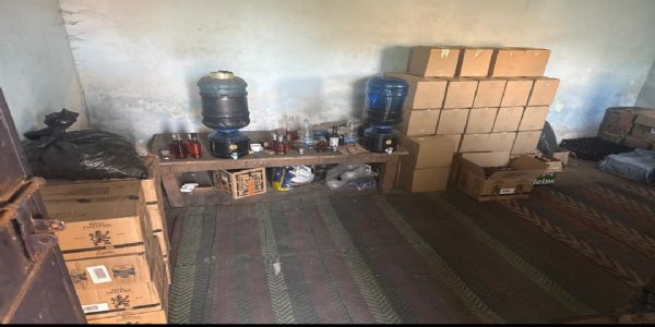 होली से पहले अवैध विदेशी शराब फैक्ट्री का भंडाफोड़, 80 पेटी शराब बरामद