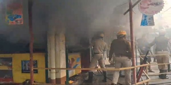 लगाने से स्टेशनरी दुकान जलकर राख