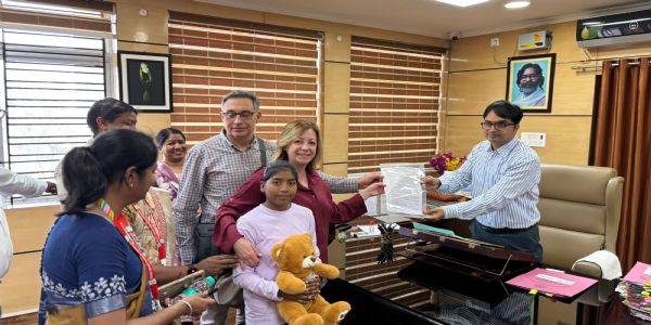 इटली के दंपत्ति ने बालिका गृह से एक बालिका को गोद लिया