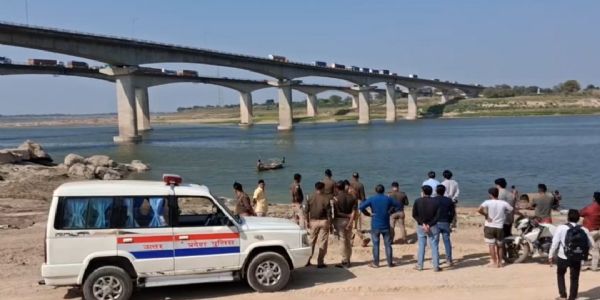यमुना नदी में मिला महिला का शव