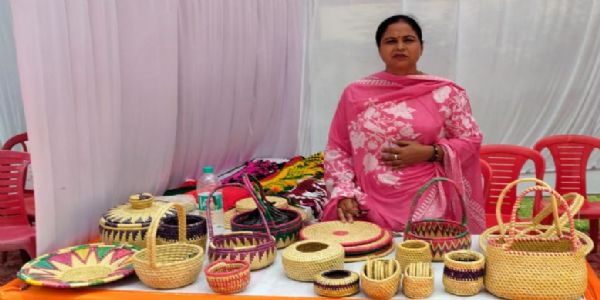 सुलतानपुर की रजनी बाला ने हस्तशिल्प से बनाई अपनी पहचान