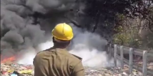 बरमसिया रेलवे ओवरब्रिज के पास कचरे में लगी भीषण आग