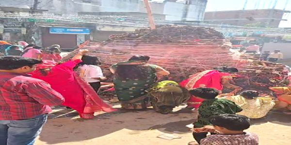 होलिका पूजन को उमड़ी भीड़, बाजारों में रौनक