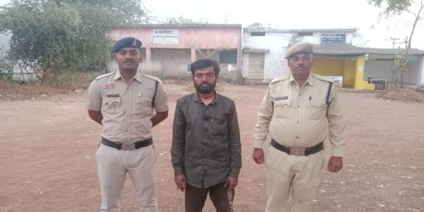 शराब के लिए पैसे मांगकर मारपीट करने वाले आरोपित गिरफ्तार