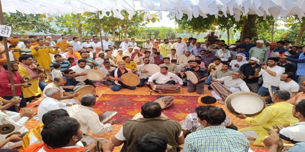 बुजुर्गों से कदमताल कर युवाओं ने अपने कंधे पर ली फाग की परम्परा