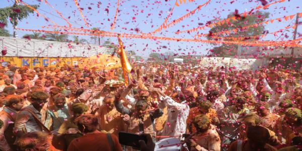 उज्जैनः नारायणा धाम में 251 क्विंटल फूलों से खेली होली