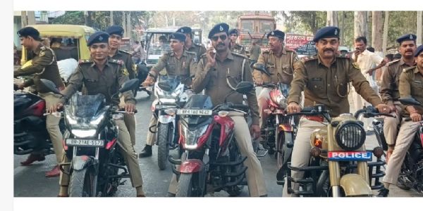 नालंदा जिले में शांति व्यवस्था के लिए पुलिस ने की बाइक से फ्लैग मार्च