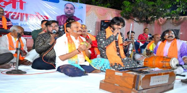 संस्था के होली मिलन कार्यक्रम में एक दूसरे को अबीर लगाकर दी बधाई