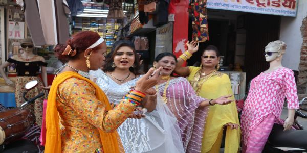 रंग बरसे भीगे चुनर वाली गाने पर किन्नरों ने किया धमाल