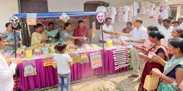 कलेक्टोरेट में सजा स्व-सहायता समूहों के हर्बल रंगों की विशेष स्टॉल