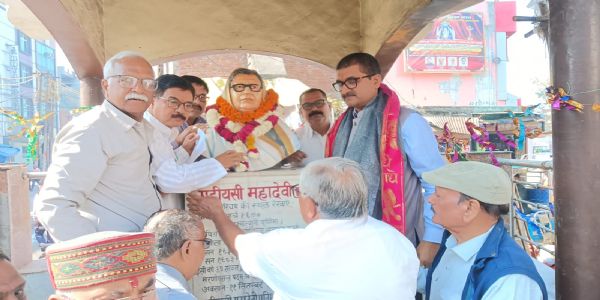 कवियत्री महादेवी वर्मा की प्रतिमा पर जिलाधिकारी ने माल्यार्पण कर मनाई जयंती
