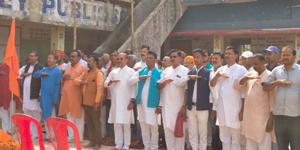 राष्ट्रीय स्वयंसेवक संघ के सदस्याें ने खेली हाेली