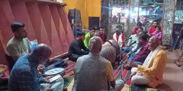 नई पीढ़ी को नहीं आता होली के फाग गाना और नंगाड़ा बजाना