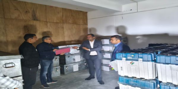 डीएम ने परखी ईवीएम वेयरहाउस की निगरानी और सुरक्षा