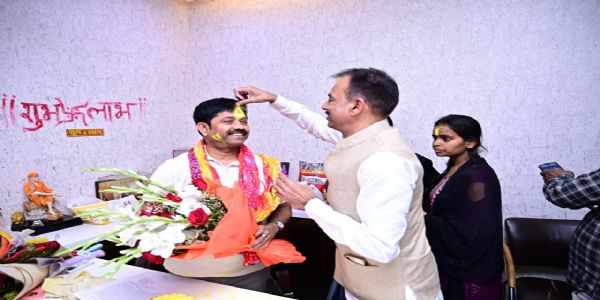 मंत्री नन्दी ने होली पर अपनों से की मुलाकात, अबीर-गुलाल लगाकर दी शुभकामनाएं