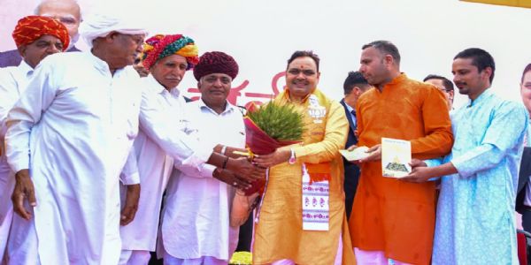 मुख्यमंत्री ने कार्यकर्ताओं संग खेली फूलों की होली, दिया सुरक्षित एवं पर्यावरण अनुकूल होली का संदेश