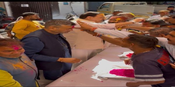 महापौर ने कर्मचारियों संग मनाई होली