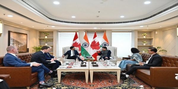 कनाडाई समकक्ष मनिंदर सिद्धू के साथ बैठक करते पीयूष गोयल कनाडाई समकक्ष मनिंदर सिद्धू के साथ बैठक करते पीयूष गोयल