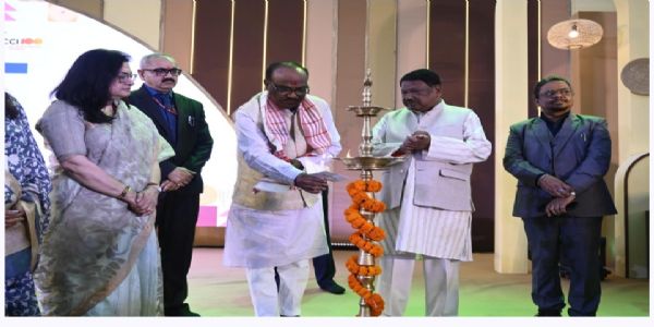 ट्राइब्स आर्ट फेस्ट का उद्घाटन करते हुए जनजातीय कार्य मंत्री जुएल ओराम ट्राइब्स आर्ट फेस्ट का उद्घाटन करते हुए जनजातीय कार्य मंत्री जुएल ओराम