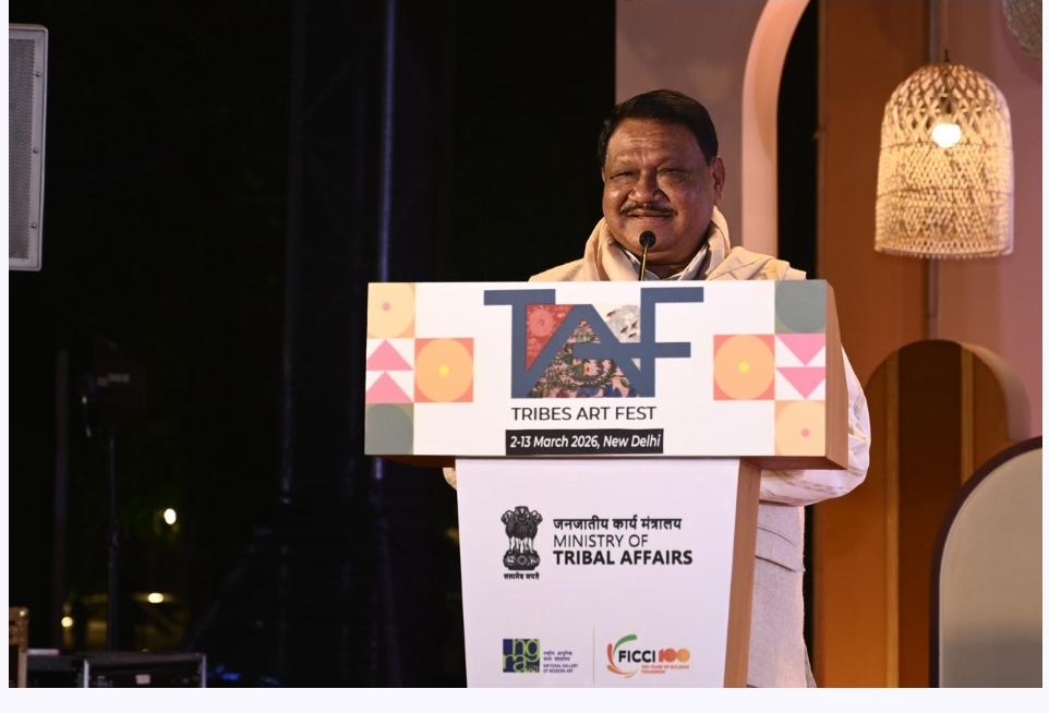 लोगों को संबोधित करते हुए जुएल ओराम लोगों को संबोधित करते हुए जुएल ओराम