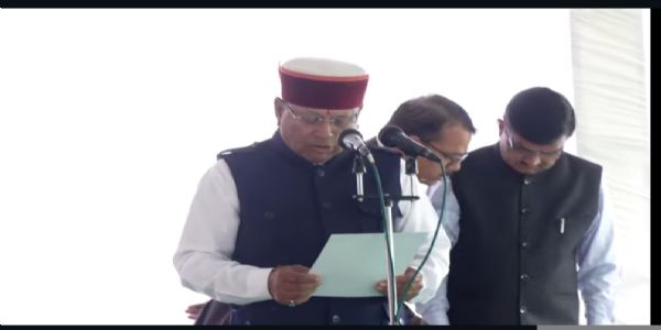 देहरादून जिले के राजपुर विधानसभा के विधायक खजान दास शपथ ग्रहण लेते हुए।