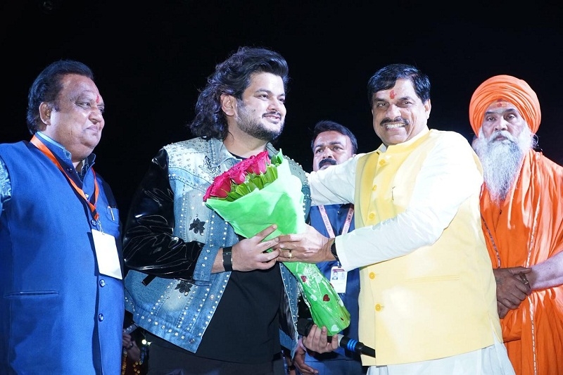 धर्मनगरी उज्जैन में राम घाट पर आयोजित सृष्टि आरम्भ उत्सव में गायक विशाल मिश्रा का स्वागत करते हुए मुख्यमंत्री