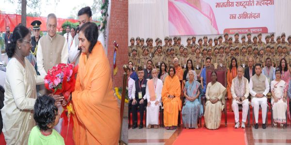 ग्रुप फोटो छात्राओं के साथ राष्ट्रपति और इंसेट में दीदी मां ऋतम्भरा राष्ट्रपति का स्वागत करते हुए ग्रुप फोटो छात्राओं के साथ राष्ट्रपति और इंसेट में दीदी मां ऋतम्भरा राष्ट्रपति का स्वागत करते हुए