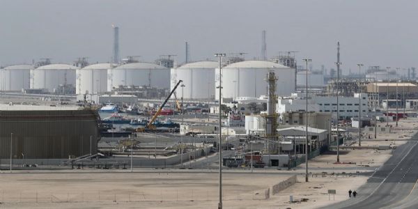 यह है कतर की रास लफान इंडस्ट्रियल सिटी। यह कतर का मुख्य लिक्विफाइड नेचुरल गैस उत्पादन केंद्र है। ईरान के यहां हमले के बाद सारे देश में हड़कंप मच गया है। फोटो - इंटरनेट मीडिया