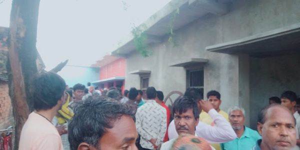 मोबाइल फोन से बात करते हुए आकाशीय बिजली की चपेट में आने से युवक की मौत 