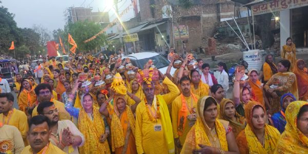 औरैया में चैत्र नवरात्र में भागवत कथा का शुभारंभ, धूमधाम से निकली भव्य कलश यात्रा