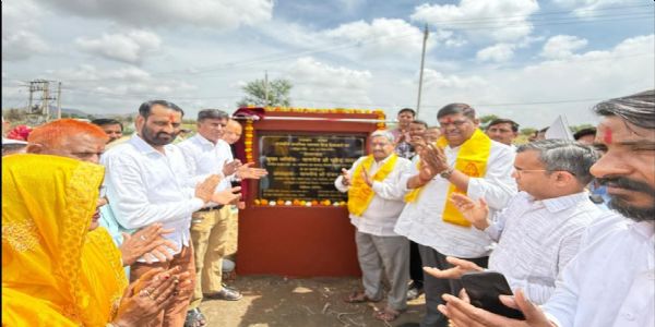 प्राथमिक स्वास्थ्य केंद्र का शिलान्यास- वन राज्यमंत्री ने अलवर में महिलाओं से नींव में शिला रखवाकर पेश की नजीर