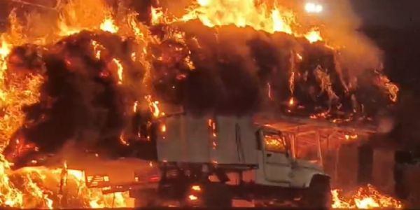 चलती बिचाली गाड़ी में लगी आग, चालक और खलासी की बची जान