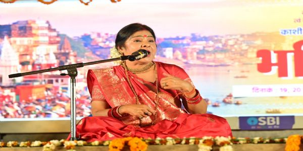 श्री काशी विश्वनाथ धाम के शिवार्चनम् मंच पर पद्मश्री मालिनी अवस्थी के गीतों का जादू बिखरा