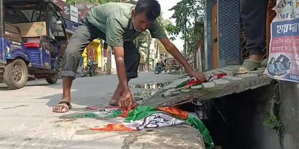 सिलीगुड़ी में तृणमूल के झंडे फाड़ने का आरोप, शिकायत दर्ज